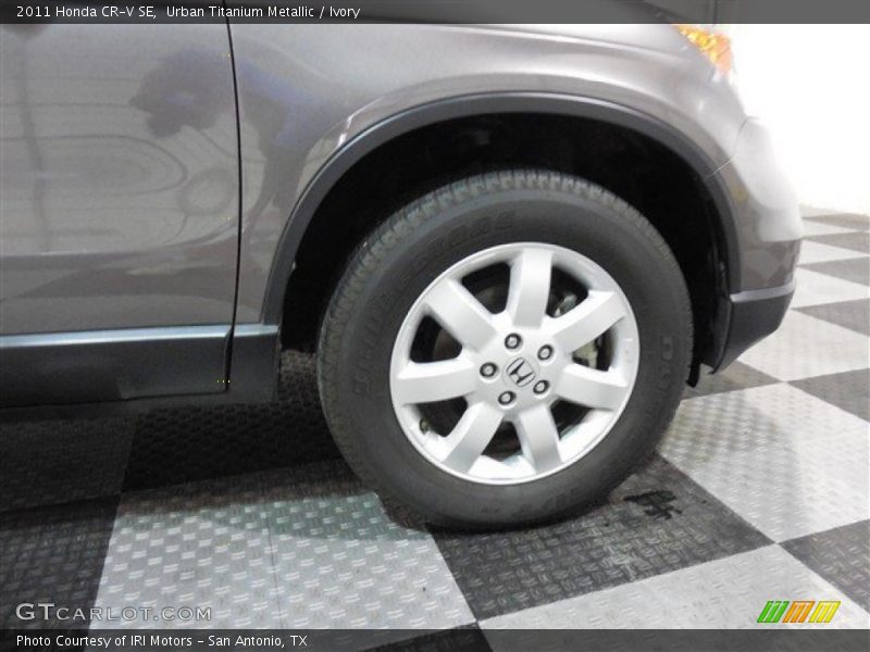 Urban Titanium Metallic / Ivory 2011 Honda CR-V SE