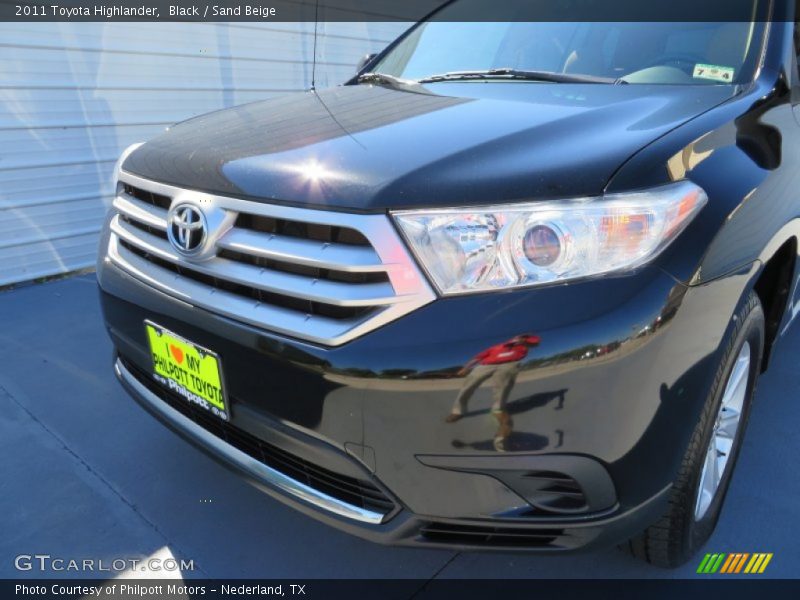 Black / Sand Beige 2011 Toyota Highlander