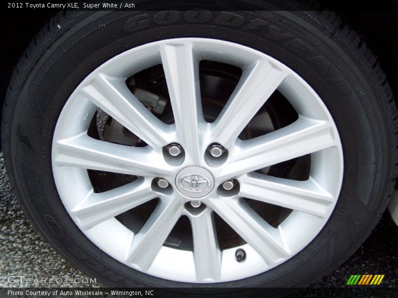 Super White / Ash 2012 Toyota Camry XLE
