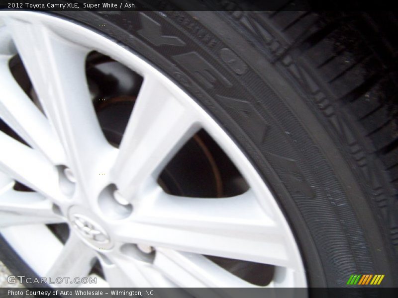 Super White / Ash 2012 Toyota Camry XLE