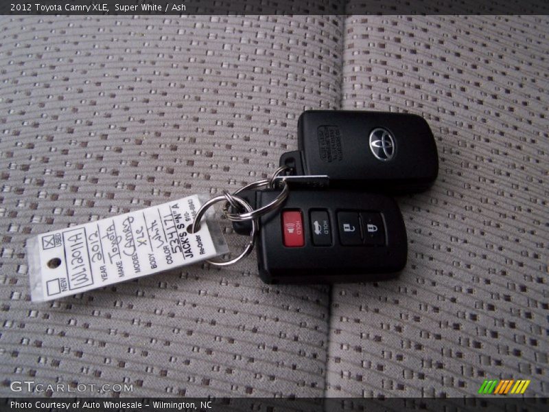 Super White / Ash 2012 Toyota Camry XLE