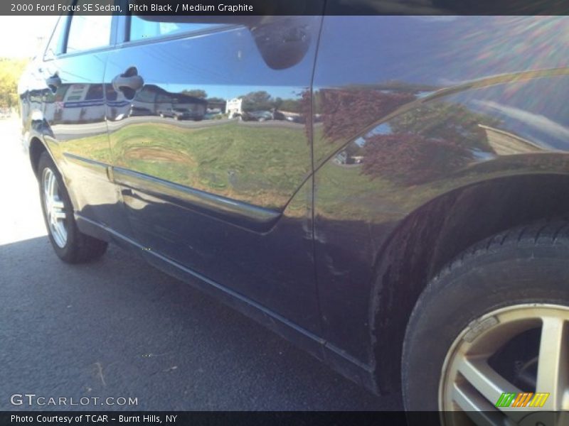 Pitch Black / Medium Graphite 2000 Ford Focus SE Sedan