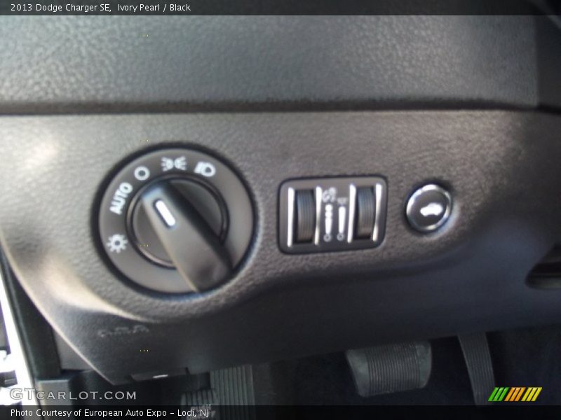 Ivory Pearl / Black 2013 Dodge Charger SE