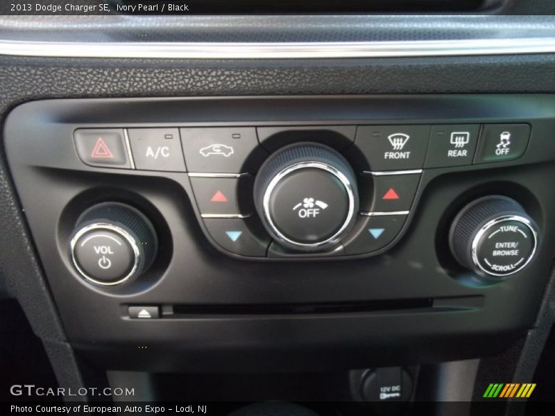Ivory Pearl / Black 2013 Dodge Charger SE