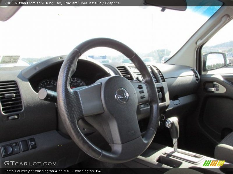 Radiant Silver Metallic / Graphite 2005 Nissan Frontier SE King Cab