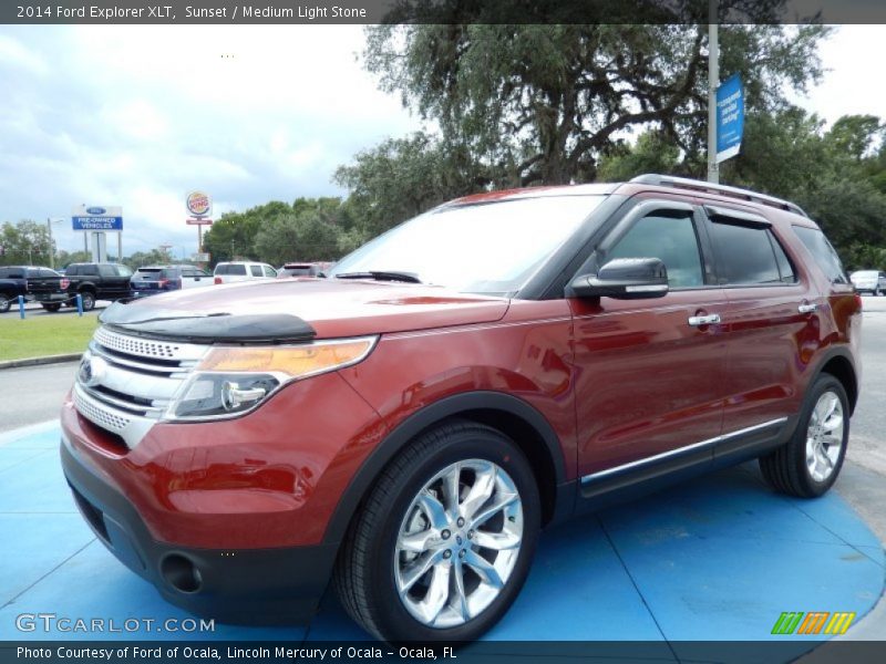 Front 3/4 View of 2014 Explorer XLT