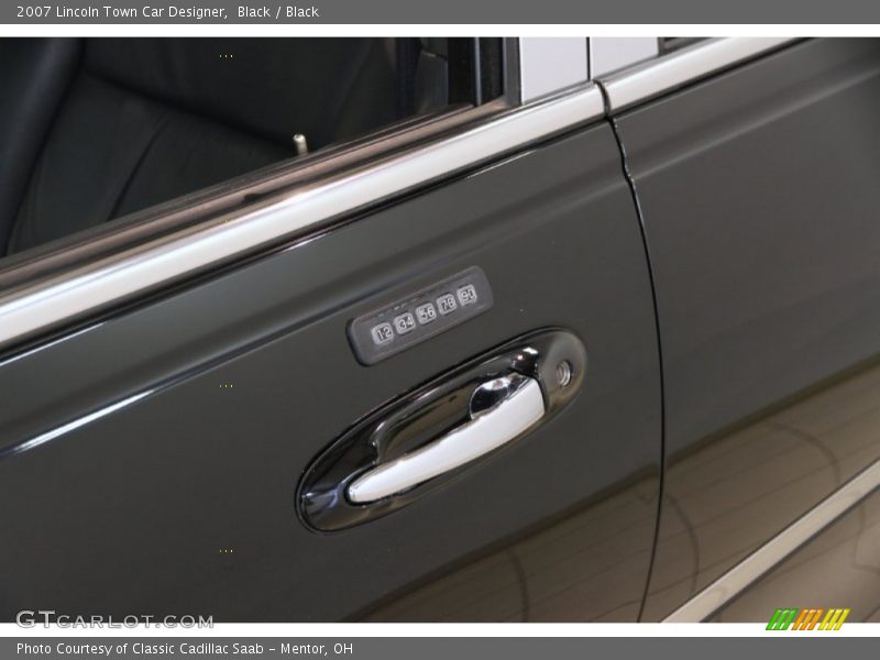 Black / Black 2007 Lincoln Town Car Designer