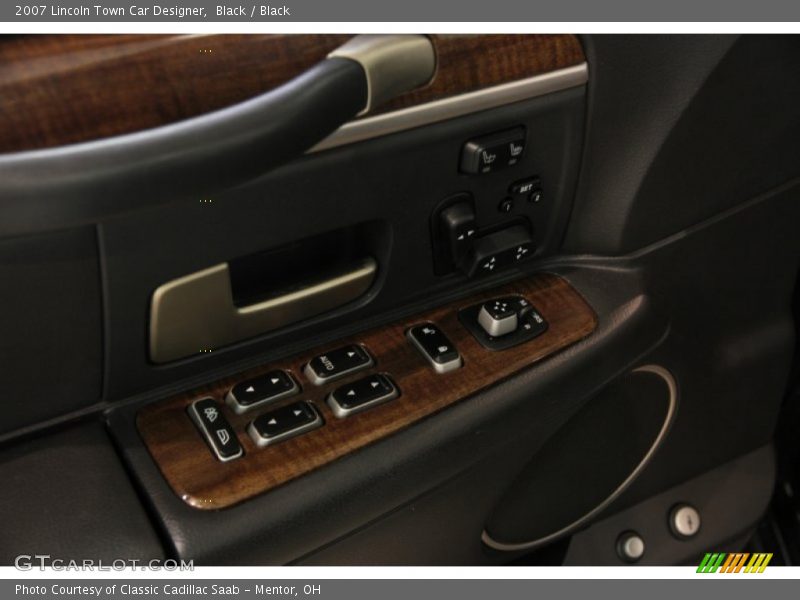 Controls of 2007 Town Car Designer