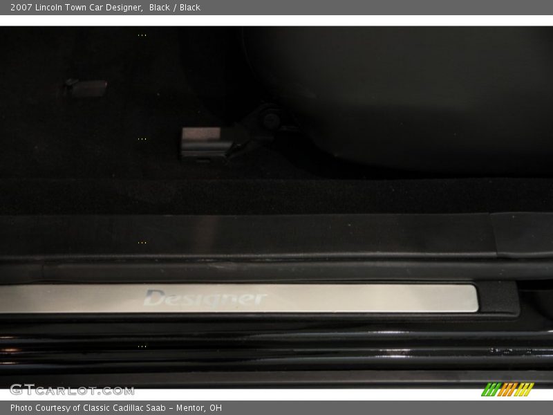 Black / Black 2007 Lincoln Town Car Designer