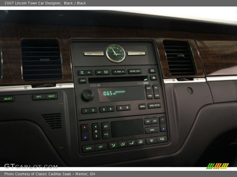 Controls of 2007 Town Car Designer
