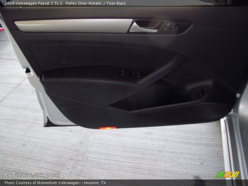 Reflex Silver Metallic / Titan Black 2014 Volkswagen Passat 2.5L S