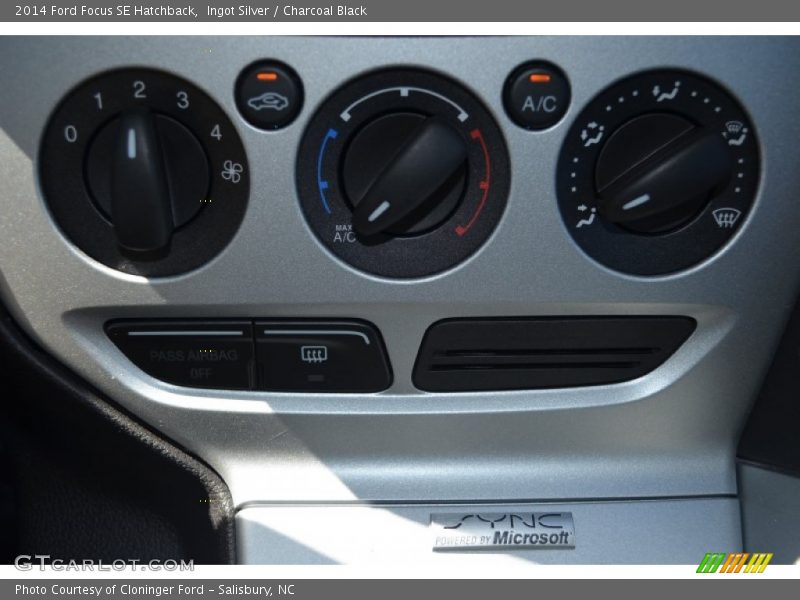 Ingot Silver / Charcoal Black 2014 Ford Focus SE Hatchback