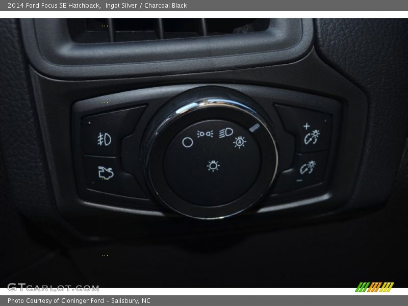 Ingot Silver / Charcoal Black 2014 Ford Focus SE Hatchback