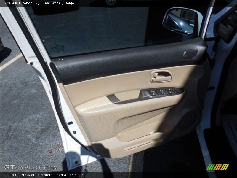 Clear White / Beige 2009 Kia Rondo LX