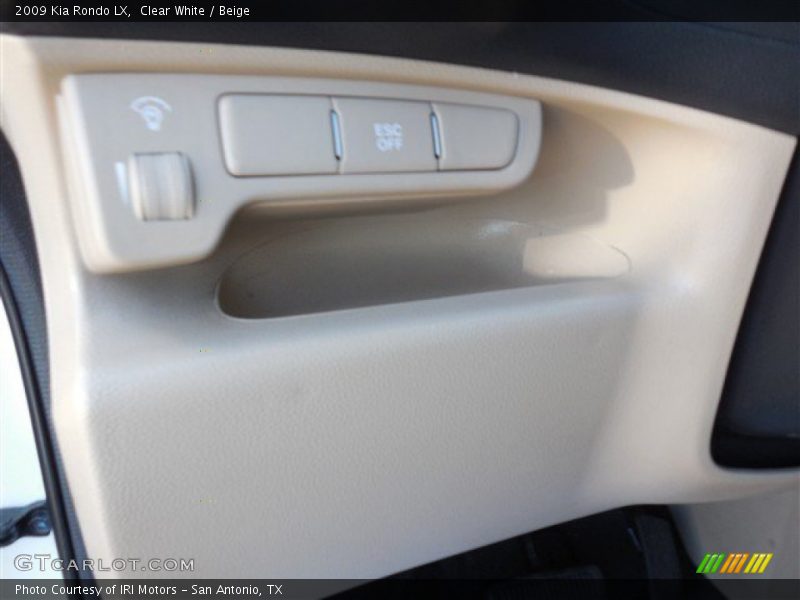 Clear White / Beige 2009 Kia Rondo LX