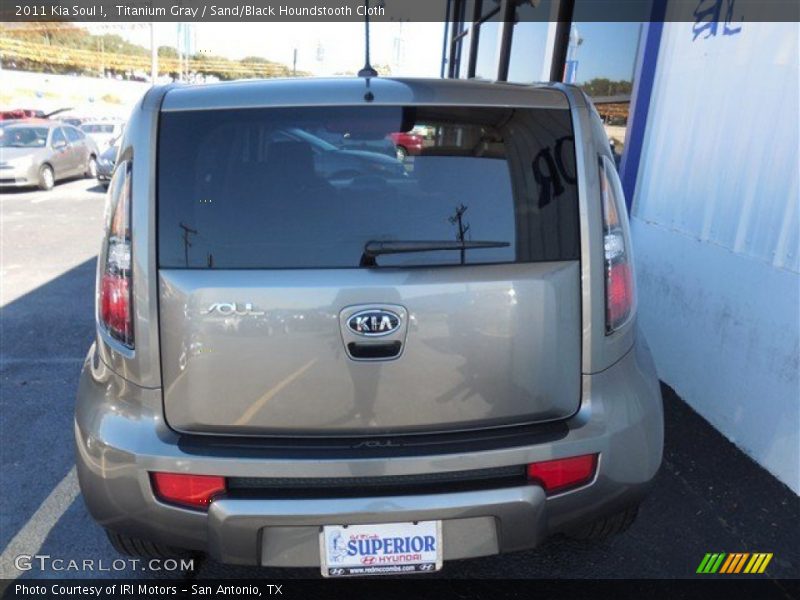 Titanium Gray / Sand/Black Houndstooth Cloth 2011 Kia Soul !