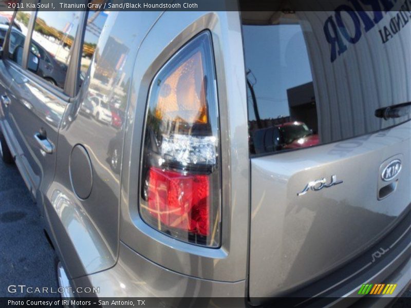 Titanium Gray / Sand/Black Houndstooth Cloth 2011 Kia Soul !