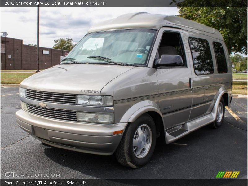 Front 3/4 View of 2002 Astro LS