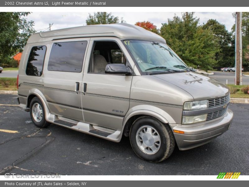 Front 3/4 View of 2002 Astro LS