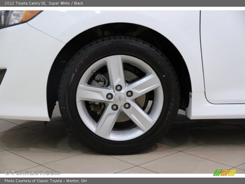 Super White / Black 2012 Toyota Camry SE