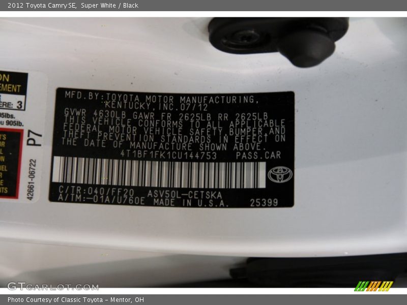 Super White / Black 2012 Toyota Camry SE