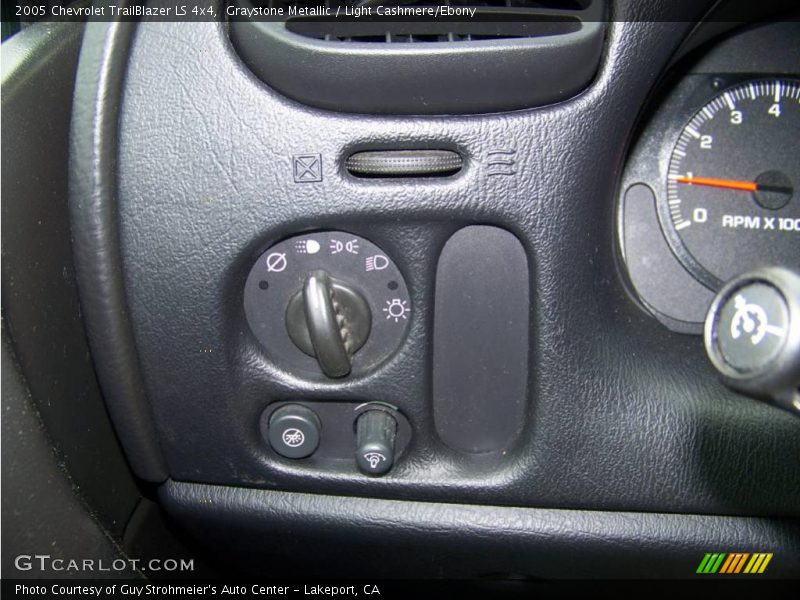 Graystone Metallic / Light Cashmere/Ebony 2005 Chevrolet TrailBlazer LS 4x4