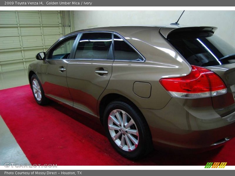 Golden Umber Mica / Ivory 2009 Toyota Venza I4