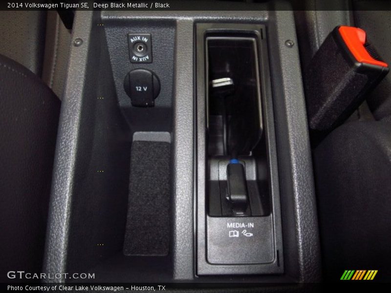 Deep Black Metallic / Black 2014 Volkswagen Tiguan SE