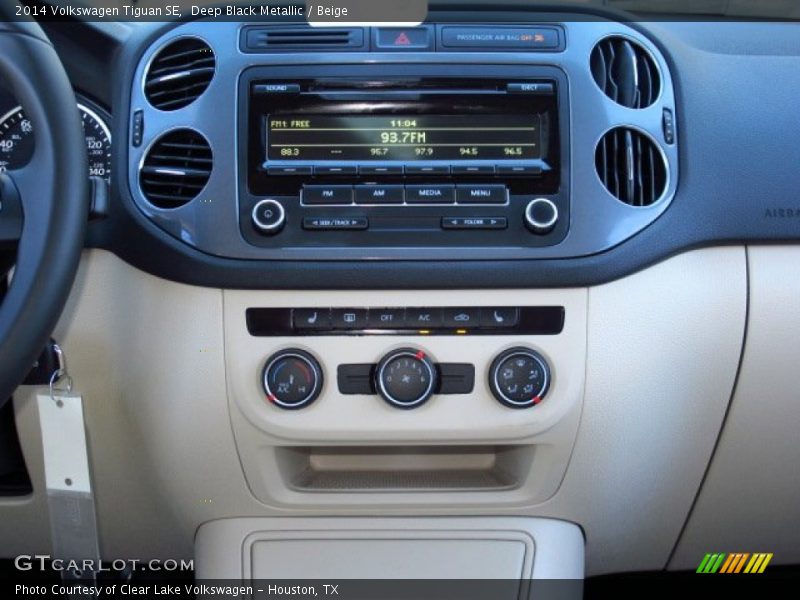 Controls of 2014 Tiguan SE
