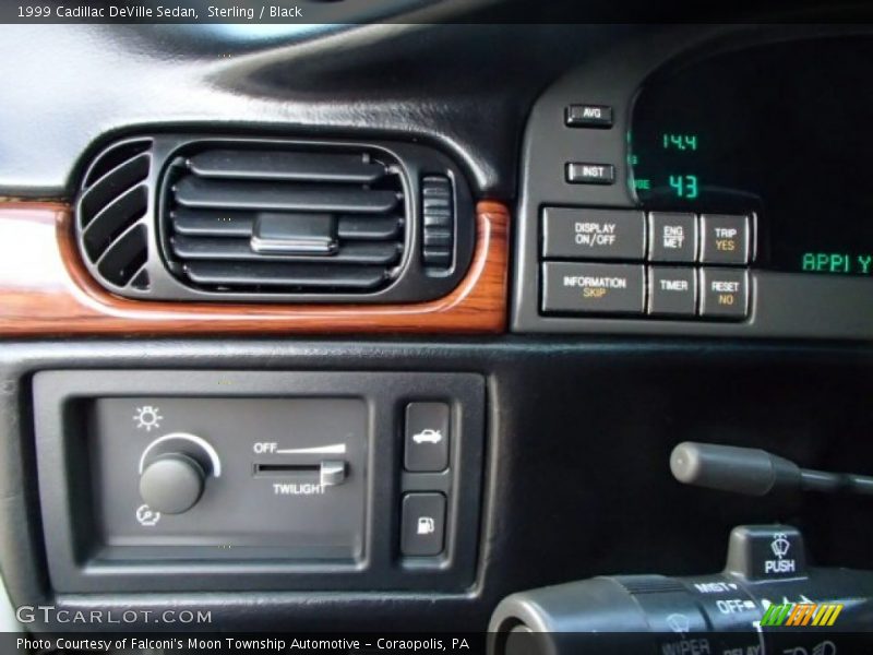 Sterling / Black 1999 Cadillac DeVille Sedan