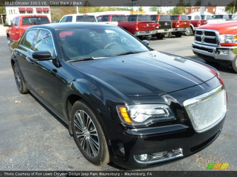 Front 3/4 View of 2012 300 S V8