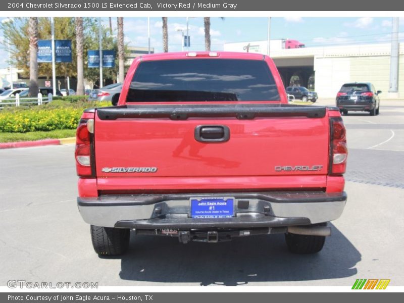 Victory Red / Medium Gray 2004 Chevrolet Silverado 1500 LS Extended Cab