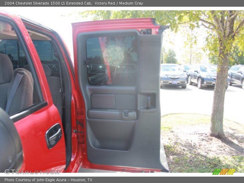 Victory Red / Medium Gray 2004 Chevrolet Silverado 1500 LS Extended Cab