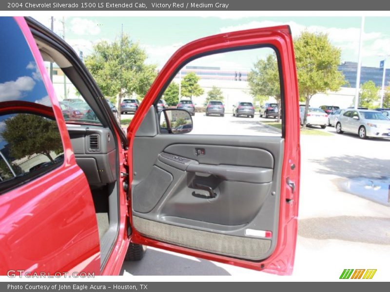 Victory Red / Medium Gray 2004 Chevrolet Silverado 1500 LS Extended Cab