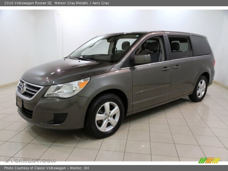 Front 3/4 View of 2010 Routan SE