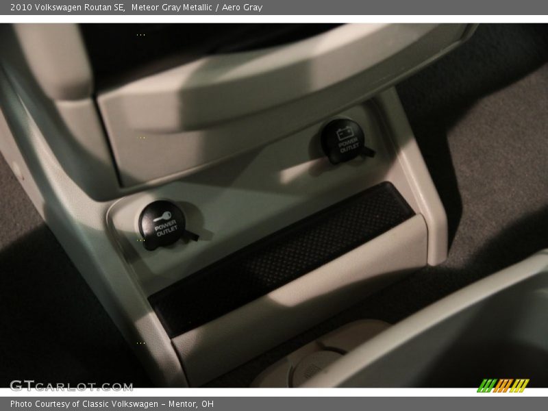 Meteor Gray Metallic / Aero Gray 2010 Volkswagen Routan SE
