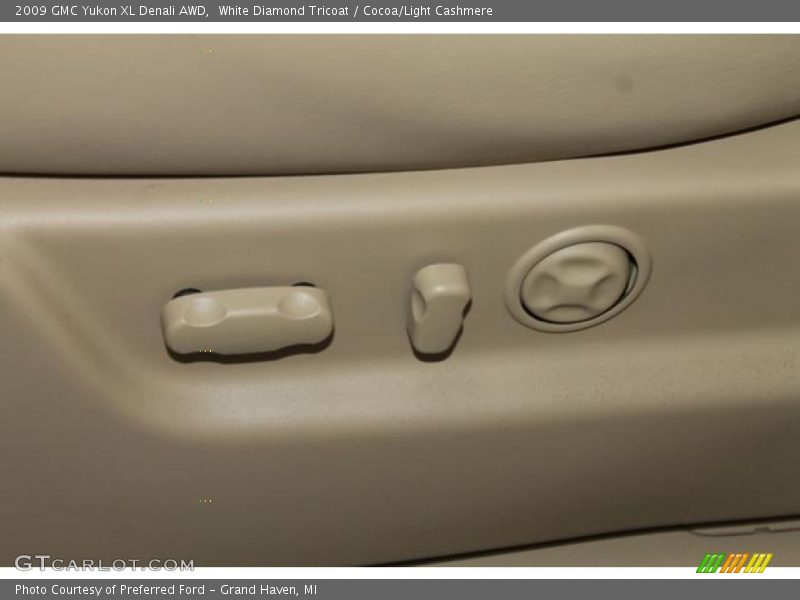 White Diamond Tricoat / Cocoa/Light Cashmere 2009 GMC Yukon XL Denali AWD