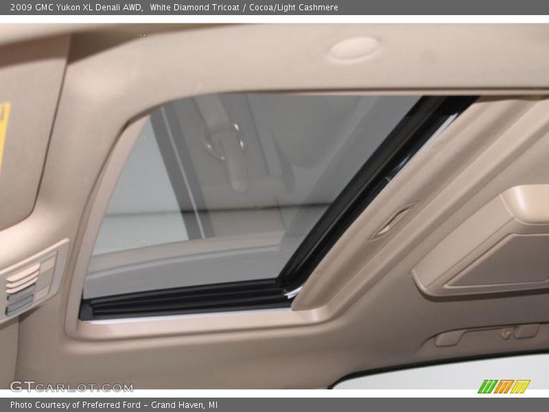 White Diamond Tricoat / Cocoa/Light Cashmere 2009 GMC Yukon XL Denali AWD