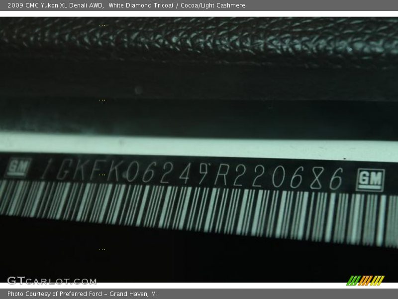 White Diamond Tricoat / Cocoa/Light Cashmere 2009 GMC Yukon XL Denali AWD