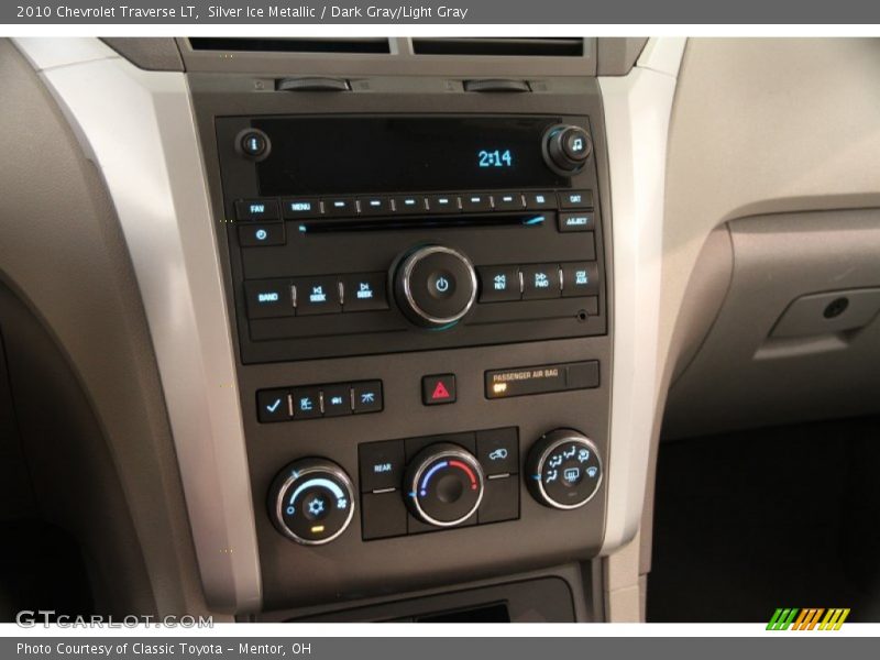 Silver Ice Metallic / Dark Gray/Light Gray 2010 Chevrolet Traverse LT