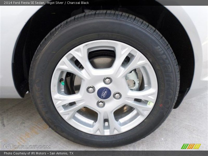 Ingot Silver / Charcoal Black 2014 Ford Fiesta SE Sedan