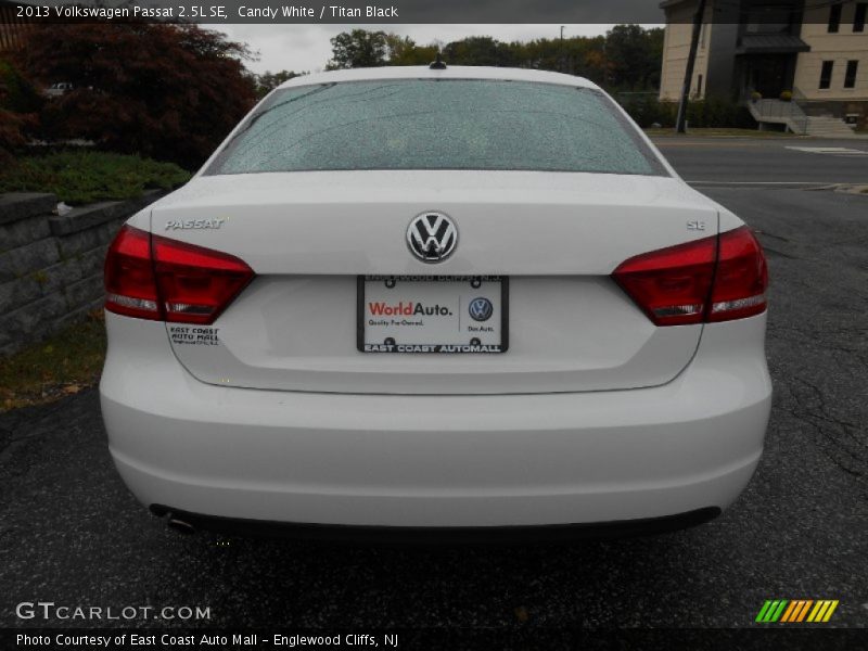 Candy White / Titan Black 2013 Volkswagen Passat 2.5L SE