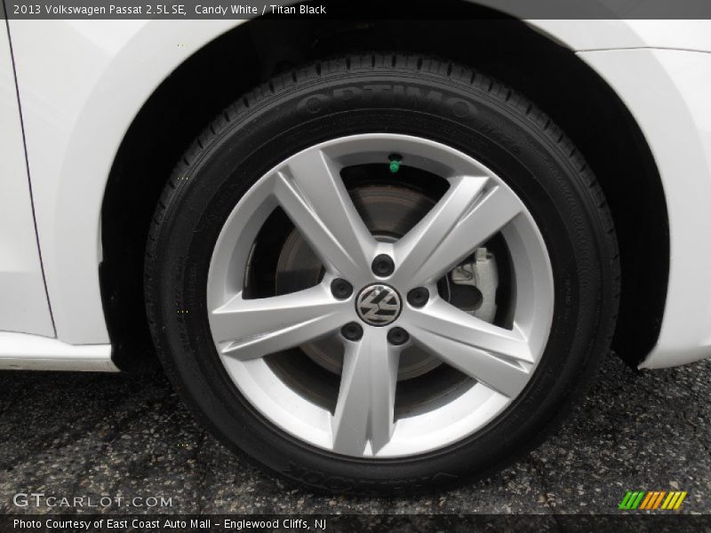 Candy White / Titan Black 2013 Volkswagen Passat 2.5L SE