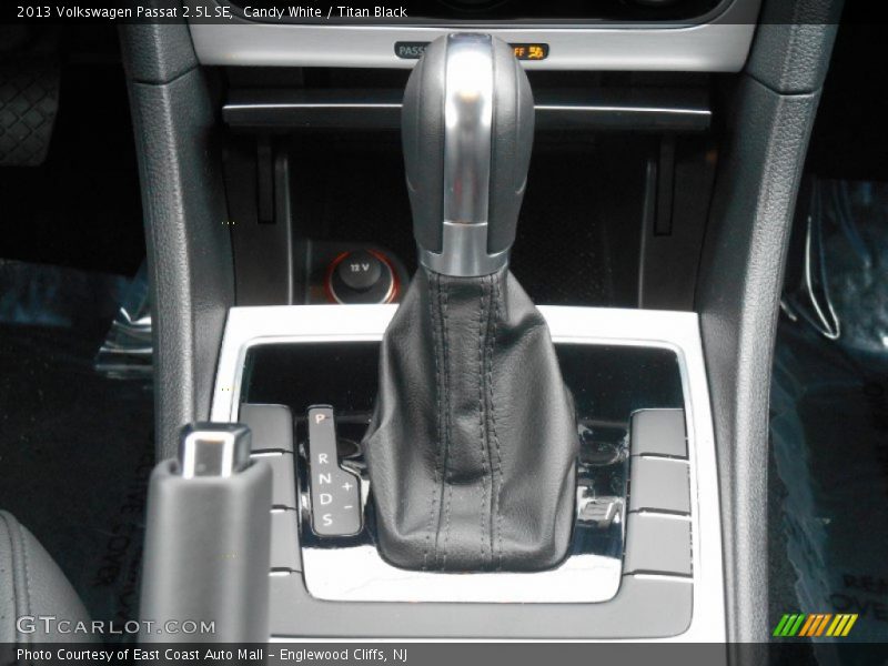 Candy White / Titan Black 2013 Volkswagen Passat 2.5L SE