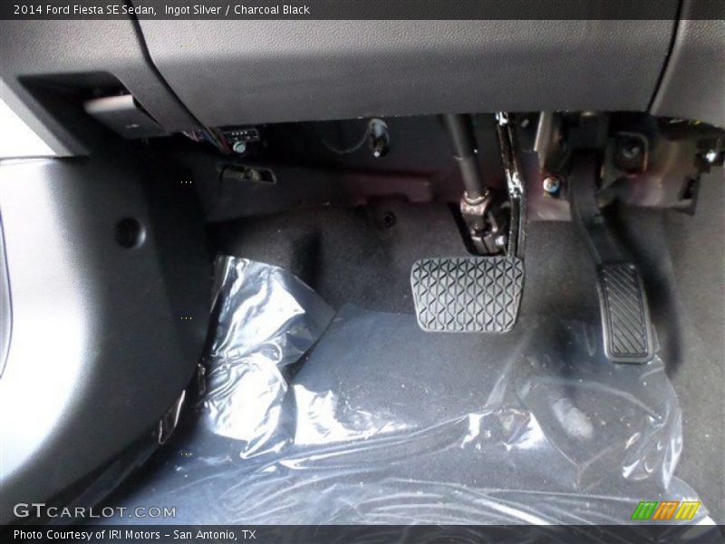 Ingot Silver / Charcoal Black 2014 Ford Fiesta SE Sedan