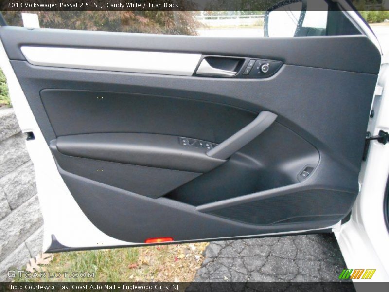 Candy White / Titan Black 2013 Volkswagen Passat 2.5L SE