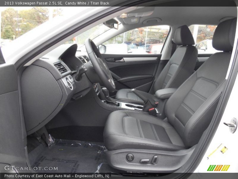 Candy White / Titan Black 2013 Volkswagen Passat 2.5L SE
