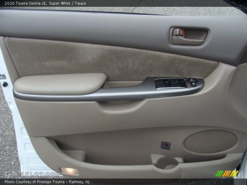 Super White / Taupe 2010 Toyota Sienna LE