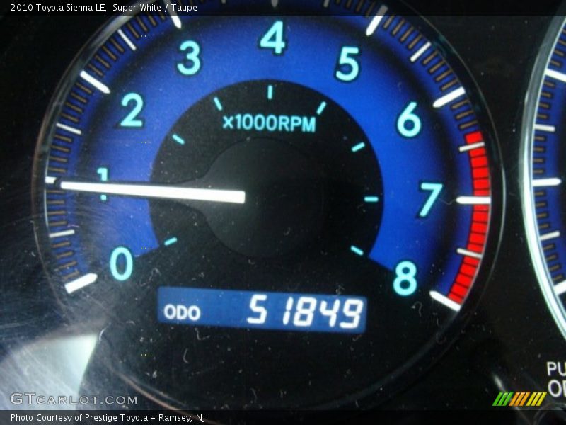 Super White / Taupe 2010 Toyota Sienna LE