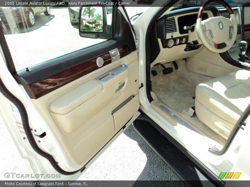 Ivory Parchment Tri-Coat / Camel 2005 Lincoln Aviator Luxury AWD